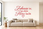 Wandtattoo „Zuhause ist, wo dein Herz lacht“ in Rot an der Wand