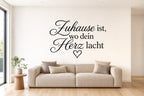 Wandtattoo „Zuhause ist, wo dein Herz lacht“ in Schwarz an der Wand