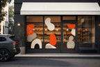 Bäckerei-Schaufenster mit bedruckten Aufklebern am Abend